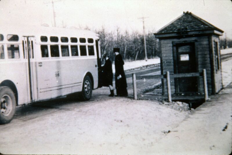 File:Winnipeg Transit Bus in front of bus shelter, Charleswood, Winnipeg, Manitoba.jpg