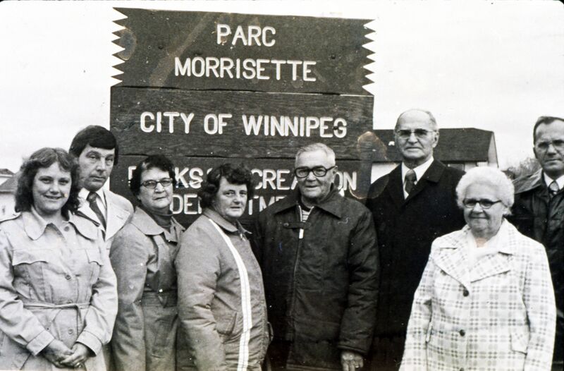 File:People near Morrisette Park sign, Charleswood, Winnipeg, Manitoba.jpg